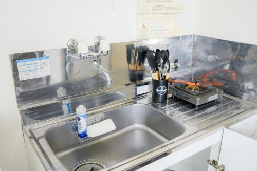 a kitchen counter with a sink and a sink at バンビハイツ長島302 in Aomori