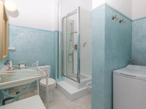 une salle de bains avec douche, toilettes et lavabo dans l'établissement Appartement 4 pers à Menton, 60 m² - FR-1-196-378, à Menton