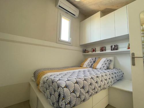 une chambre avec un lit dans une petite pièce dans l'établissement Argelès-sur-Mer : Duplex T2 pour 2 pers. avec parking - FR-1-309-503, à Argelès-sur-Mer
