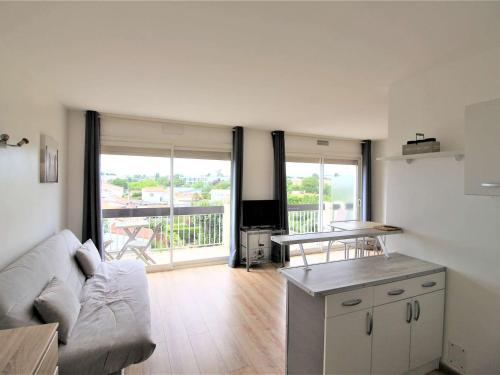 un salon avec un canapé et une table dans l'établissement Appartement rénové avec terrasse à Royan - FR-1-494-206, à Royan