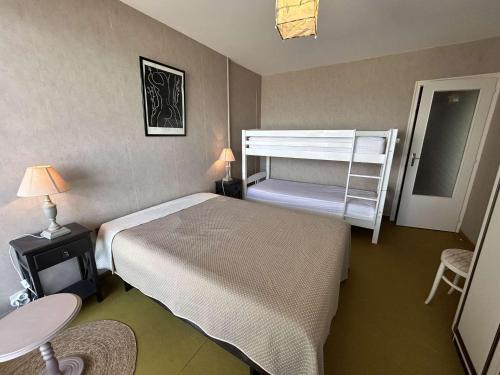 une chambre avec un lit et un lit superposé dans l'établissement Appartement 2 pièces avec parking à Saint-Jean-de-Monts - FR-1-224C-346, à Saint-Jean-de-Monts