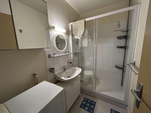 une petite salle de bain avec un lavabo et une douche dans l'établissement Appartement 2 pièces avec parking à Saint-Jean-de-Monts - FR-1-224C-346, à Saint-Jean-de-Monts