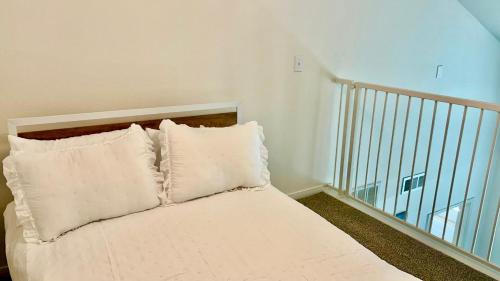Ένα ή περισσότερα κρεβάτια σε δωμάτιο στο Mid-Town Loft