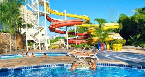 Bazén v ubytování Golden Dolphin Grand Hotel - Apt 2 quartos - Comporta até 7 hospedes mais uma criança de até 5 anos - com Netflix nebo v jeho okolí