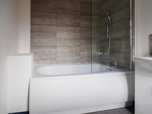 W łazience znajduje się wanna z przeszklonym prysznicem. w obiekcie Chatham Lodge Double Room 4 w mieście Stoke-on-Trent