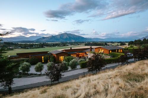un edificio con una montaña al fondo en Pinnacle View Hawea Apartment, en Hawea Flat