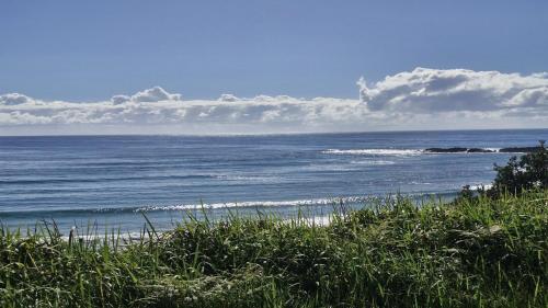 - Vistas al océano desde la playa en Beachside Bungalow, en Minnie Water