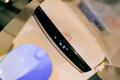 a close up of an apple router with a mouse at เลอค่าเชียงแสน Le Quar Cafe BistroBed & Breakfast in Golden Triangle