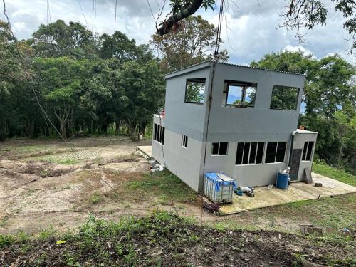 Ein Haus wird auf einem Feld gebaut in der Unterkunft Zona de Camping con casa de campo in San Salvador