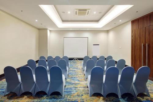Aston Inn Pantai Losari Makassarにあるビジネスエリアまたは会議室