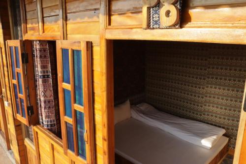Palanda nebo palandy na pokoji v ubytování Home A San
