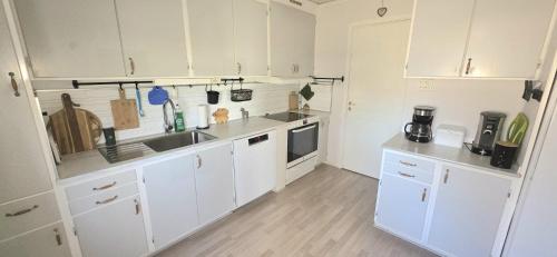 Hus Jonna mit 2 Schlafzimmernにあるキッチンまたは簡易キッチン