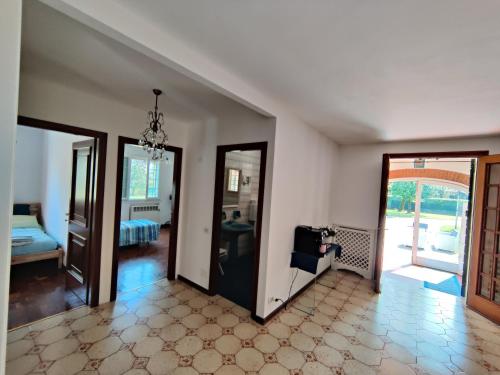 a room with a hallway with a door and a bedroom at Villa alle Querce in Martellago