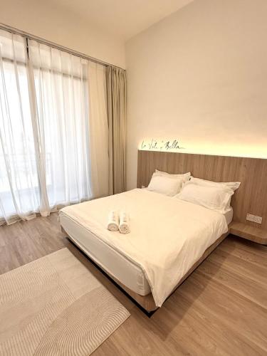 ein Schlafzimmer mit einem großen Bett mit zwei Schuhen darauf in der Unterkunft the Eins at the Frohaus Whole Unit in Tawau