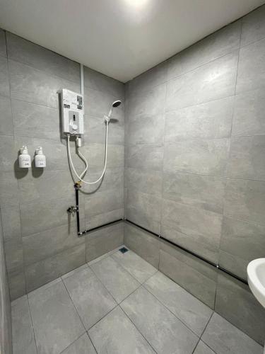 ein Badezimmer mit Dusche und Waschbecken in der Unterkunft the Eins at the Frohaus Whole Unit in Tawau