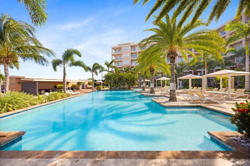 Le Vent Eagle Beach Condos by Bocobay Arubaの敷地内または近くにあるプール