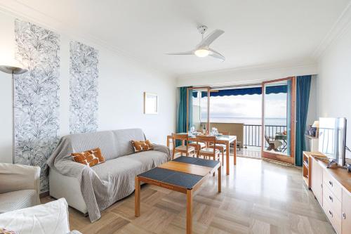 un salon avec un canapé et une table dans l'établissement LE SOLEIA - Spacious 3P - Beachfront - Parking, à Menton