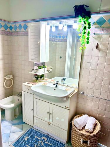 een badkamer met een wastafel, een bad en een toilet bij Raf Rhome Seaside - Center 200m to the Sea in Lido di Ostia