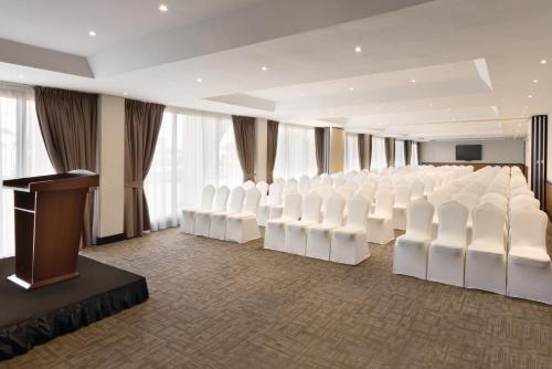Posezení v ubytování Ramada Resort By Wyndham Dar es Salaam