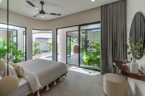 Voodi või voodid majutusasutuse Villa Larente - Elegant 2BR Villa Pool Retreat in Heart of Bingin toas