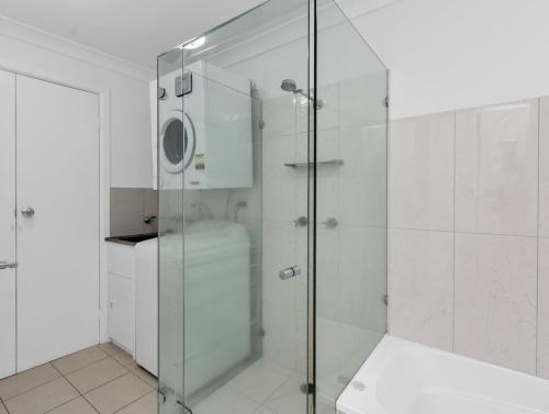 カバリタ・ビーチにあるCabarita Beachfront with Headland Views - Apt 15のトイレ付きのバスルームのガラス製シャワー