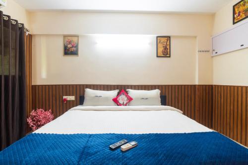 Кровать или кровати в номере Sancta Maria Lounge -cochin Airport