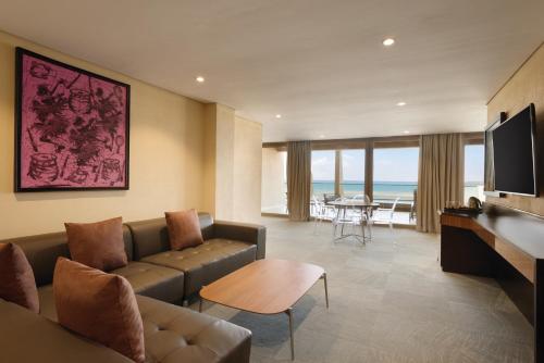TV a/nebo společenská místnost v ubytování Ramada Resort By Wyndham Dar es Salaam