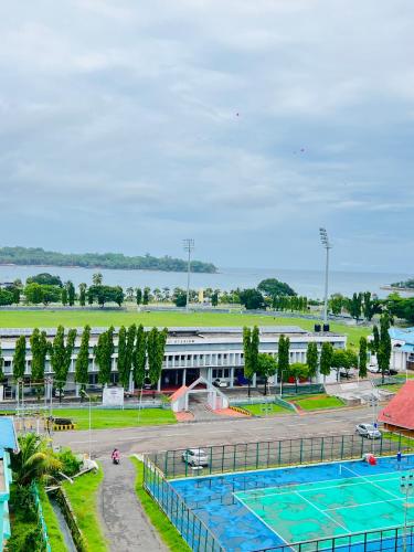 ポートブレアにあるSea Shore Residencyのプールのある学校の景色