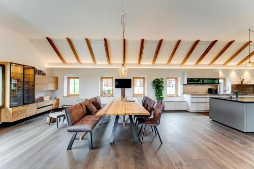 a kitchen and living room with a table and chairs at Außergewöhnliches Loft Senftenbach in Senftenbach