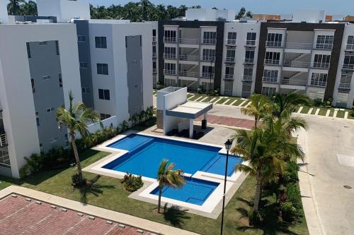 eine Aussicht auf den Pool vor einem Gebäude in der Unterkunft Departamento Acapulco Diamante in Acapulco