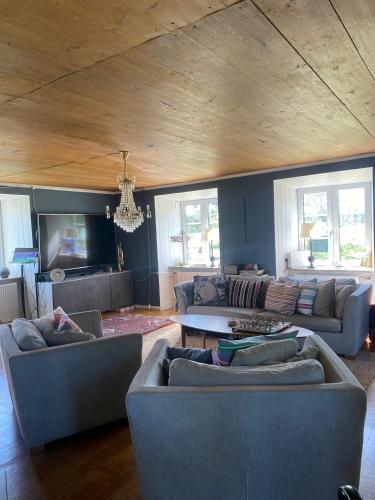 a living room with two couches and a tv at Isomegård Väte Gotland in Klintehamn