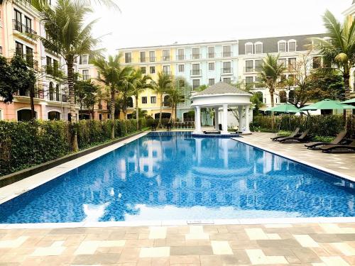 Una gran piscina con un cenador junto a un edificio. en Chuỗi Villa 7 Phòng Ngủ Hạ Long - Harborbay HB77, en Ha Long