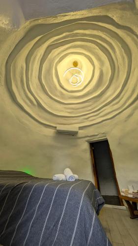 a bedroom with a ceiling that has a swirl at Kajal Kiin in El Cuyo