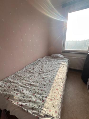Ένα ή περισσότερα κρεβάτια σε δωμάτιο στο Room in center of Stockholm