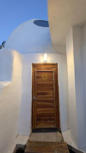 a hallway with a wooden door in a room at Kajal Kiin in El Cuyo