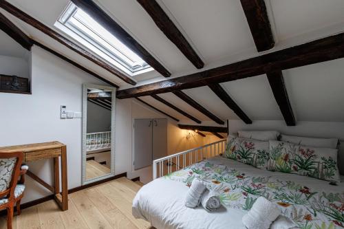 une chambre avec un lit dans une pièce avec une fenêtre dans l'établissement SICARDI - Elegant apartment in old town, à Menton