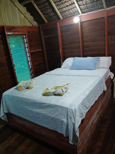 Postel nebo postele na pokoji v ubytování Serenity Treehouse 2
