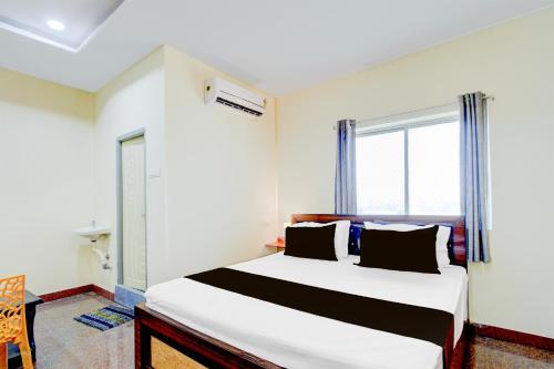 Ένα ή περισσότερα κρεβάτια σε δωμάτιο στο Hotel O SRINIVASA RESIDENCY