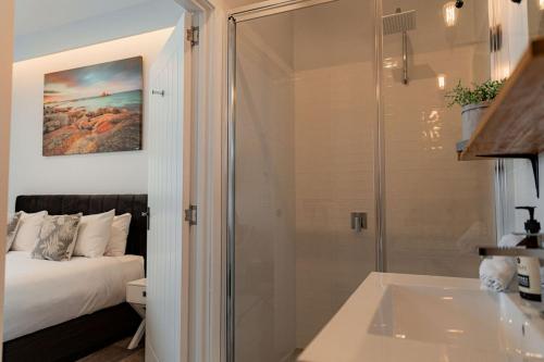 Katil atau katil-katil dalam bilik di Bay Of Fires Apartments - Town Centre
