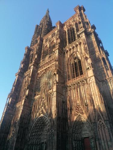een hoge toren van een gebouw met een blauwe bij Entre 2 Rives Strasbourg-Kehl in Kehl am Rhein