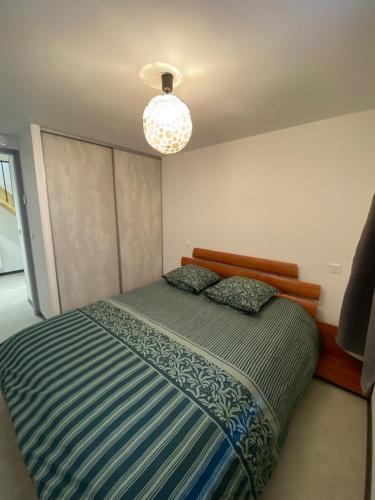 Katil atau katil-katil dalam bilik di Chalet appartement Chanac 2 chambres 2 sdb wifi gratuit