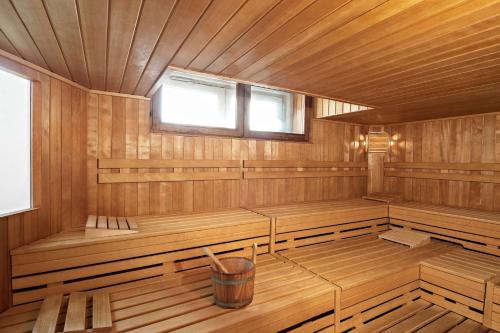 an empty wooden sauna with a trash can in it at NH Frankfurt Airport West in Raunheim