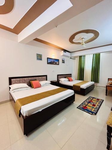 Un dormitorio con dos camas y un techo. en Anandmay Homestay, en Rishīkesh