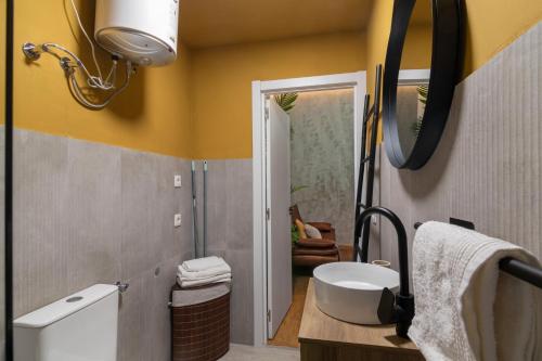 a bathroom with a sink and a mirror at El Rincon Del Viajero Gran Canaria in Santidad