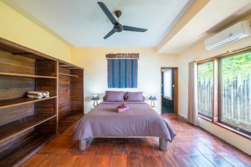 En eller flere senge i et værelse på Villa Cemara Ceningan