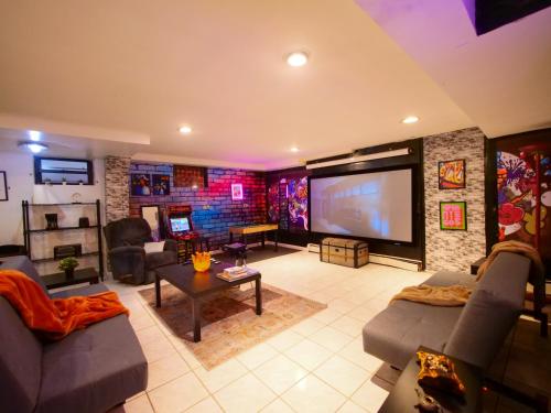 TV a/nebo společenská místnost v ubytování Jersey City 1BR Apartment -Prime Location Near NYC
