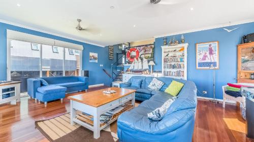 Χώρος καθιστικού στο Blue Jetty Beach House in Sunderland Bay