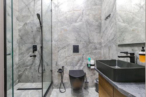 Красотка в сером في أستانا: حمام مزود بدش ومغسلة