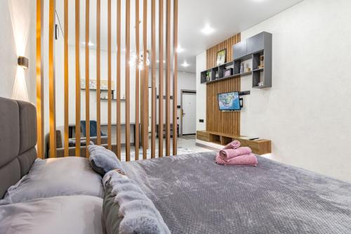 Красотка в сером في أستانا: وجود طفل جالس على سرير في غرفة النوم