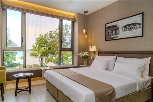 Postel nebo postele na pokoji v ubytování Riverside Suites at Panjim Gymkhana